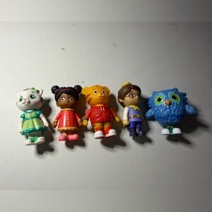 Daniel Tiger's Neighborhood Cake Toppers 5 Piece Figure Play set